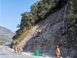 मुग्लिन-नारायणगढ सडकमा पहिरो नियन्त्रणको काम हुँदै