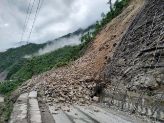 पहिरो पछि अवरुद्ध नारायणगढ–मुग्लिन सडक खण्ड एकतर्फी सञ्चालन