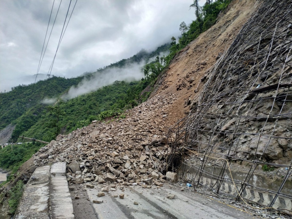 पहिरोका कारण मुग्लिन-नारायणगढ सडक अवरुद्ध