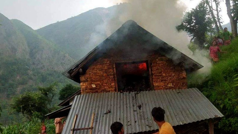 सलह भगाउनका लागि आगो बाल्दा  गोठ जलेर पूर्णरुपमा नष्ट