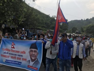 प्रधानमन्त्री ओलीको समर्थनमा धादिङको थाक्रेमा प्रर्दशन