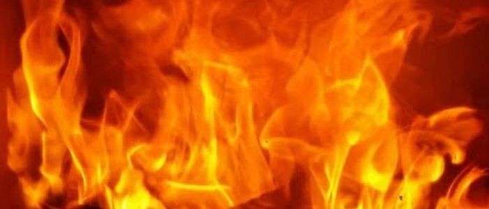 नयाँ बसपार्कस्थित ग्यारेजमा राखिएको १२ वटा माइक्रोबसमा आगलागी
