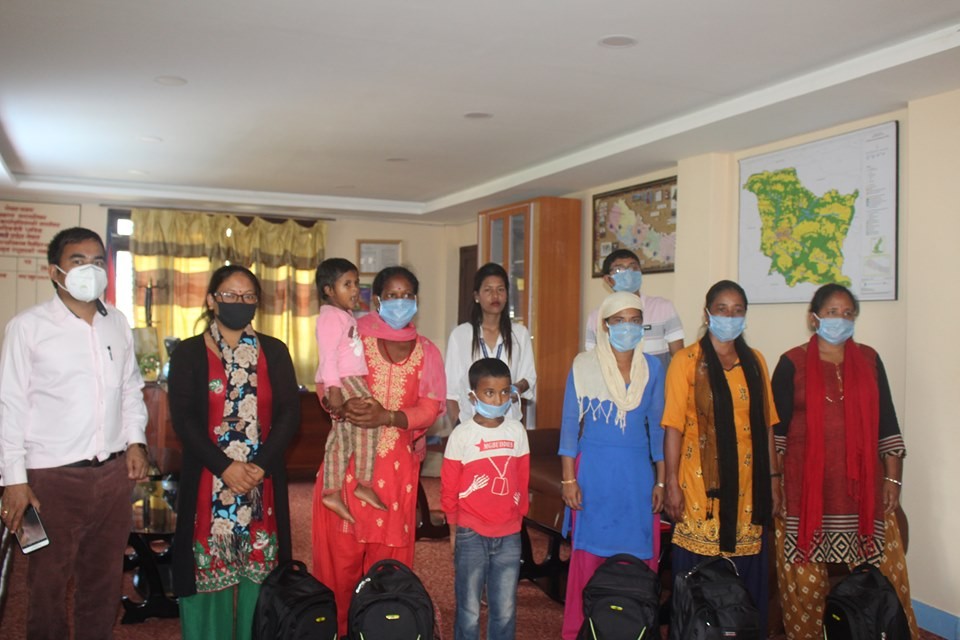 नीलकण्ठ नगरपालिकाद्वारा परदेशीका परिवारलाई शैक्षिक सामाग्री वितरण
