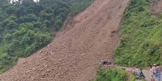 शिद्धार्थ राजमार्ग अवरुद्ध, पहिरोले ट्रक पुर्यो