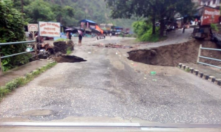 धादिङ र चितवनको सिमाना मौवा खोलाको पुलमा क्षति