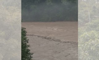धादिङमा पहिरोले ४ वटा गाडी पुरियो, अन्य ३ वटालाई त्रिशुलीले बगायो