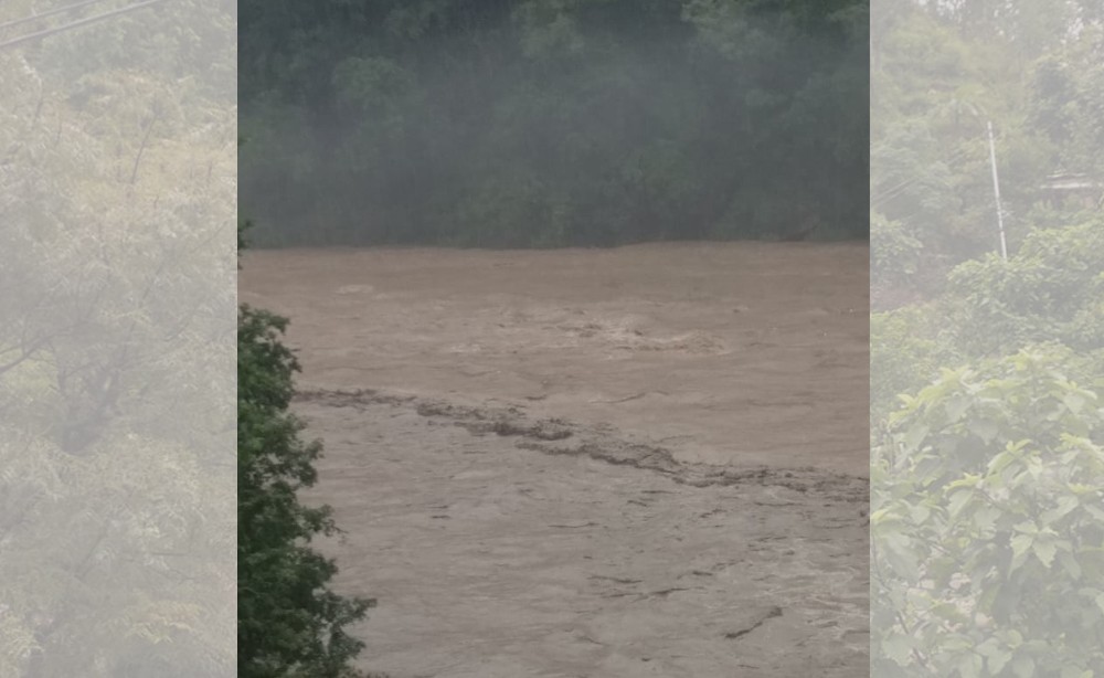 धादिङमा पहिरोले ४ वटा गाडी पुरियो, अन्य ३ वटालाई त्रिशुलीले बगायो