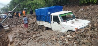 प्राकृतिक विपत्ती : अविरल वर्षा पछि खसेको पहिरोले पृथ्वी राजमार्ग अवरुद्ध
