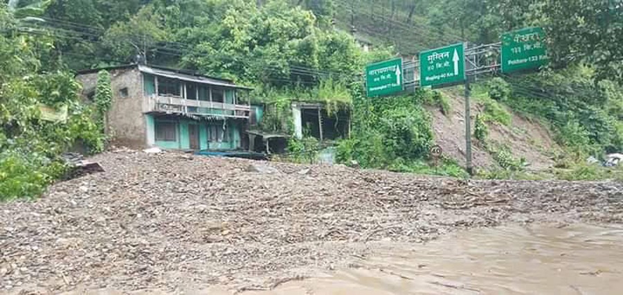 राजमार्गको फुर्केखोलामा लेदोको चाङ, बजार समेत जोखिममा