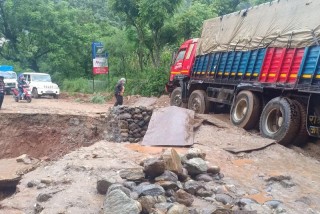 मुग्लिन-पोखरा सडकमा ठूला सवारी साधन प्रवेशमा रोक
