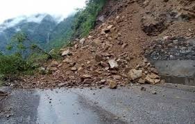 कुरिनटारमा पहिरो खस्दा पृथ्वी राजमार्ग अवरुद्ध