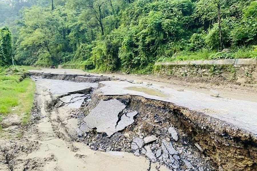 पाल्पाको दोभानमा सडक भासिएपछि सिद्धार्थ राजमार्ग अवरुद्ध