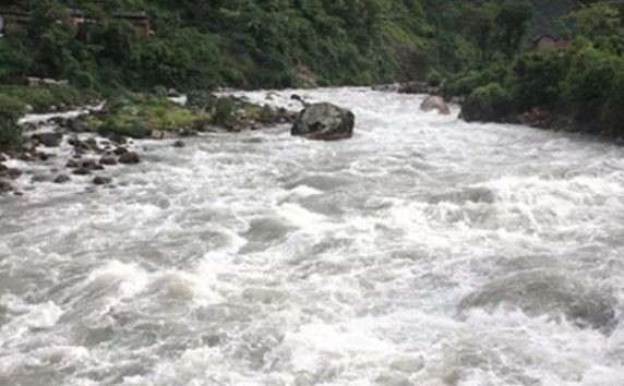 कालिकोटमा खोलाले बगाउँदा एकै परिवारका ४ जनाको मृत्यु