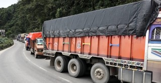 उपत्यकामा निषेधाज्ञाको प्रभावले गर्दा नौबिसे - नागढुंगा सडकमा ट्रकहरु अलपत्र