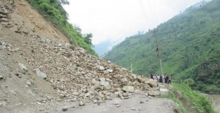मुग्लिन – नारायणगढ सडक पहिरोले अवरुद्ध