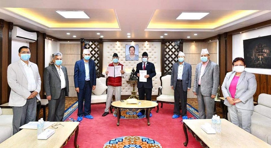 नेकपाको कार्यदलद्धारा अध्यक्षद्वयलाई बुझायो प्रतिवेदन