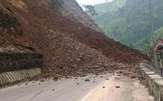 मुग्लिन-नारायणगढ सडकको विभिन्न स्थानमा पहिरो