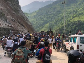 मुग्लिङ-नारायणगढ सडक १७ घण्टापछि खुल्यो