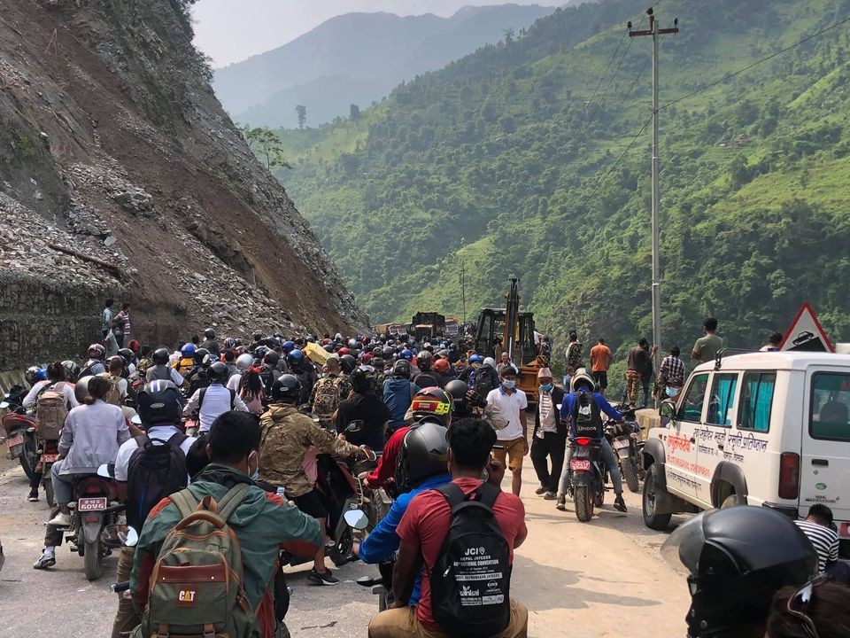 मुग्लिङ-नारायणगढ सडक १७ घण्टापछि खुल्यो