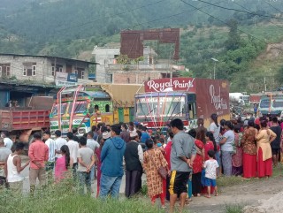 महादेववेशीमा ट्रकको ठक्करबाट ३ बर्षिय बालिकाको मृत्यु