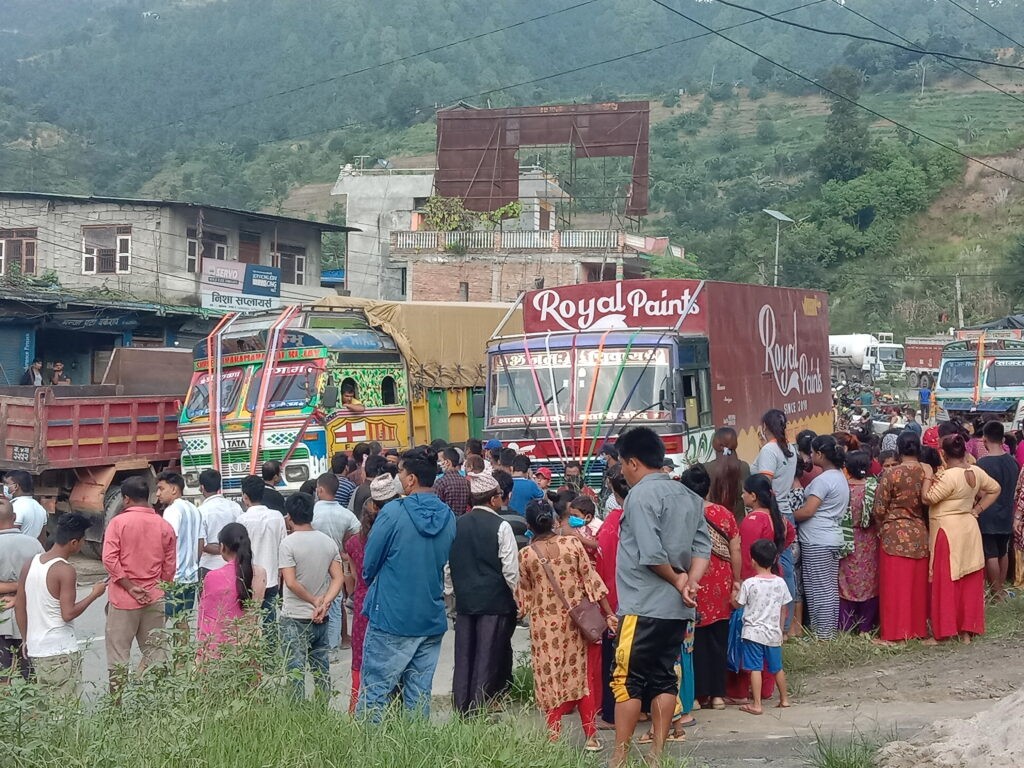 महादेववेशीमा ट्रकको ठक्करबाट ३ बर्षिय बालिकाको मृत्यु