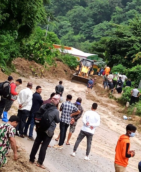 पृथ्वी राजमार्ग पहिरोका कारण अबरुद्ध, राजमार्ग सञ्चालनमा आउन समय लाग्ने (फोटो फिचर)