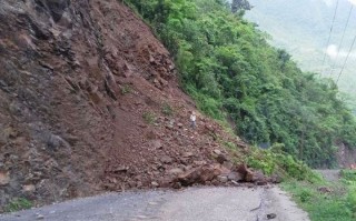 अविरल वर्षाका कारण पहिरो जाँदा त्रिभुवन राजपथ अवरुद्ध