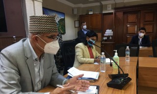 सरकारले गरिब घरपरिवारलाई परिचयपत्र वितरण गर्ने