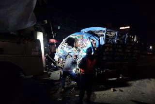 कलंकीमा दुई वटा ट्रक ठोक्किँदा ३ जनाको मृत्यु