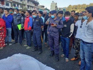 खानीखोलामा सवारी दुर्घटनाः बालकको घटनास्थलमै मृत्यु, स्थानियद्धारा राजमार्ग अवरुद्ध