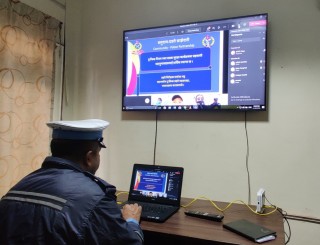 ट्राफिक लाईट बेवास्ता गर्नेलाई अनलाईन कक्षा लिदैं ट्राफिक प्रहरी