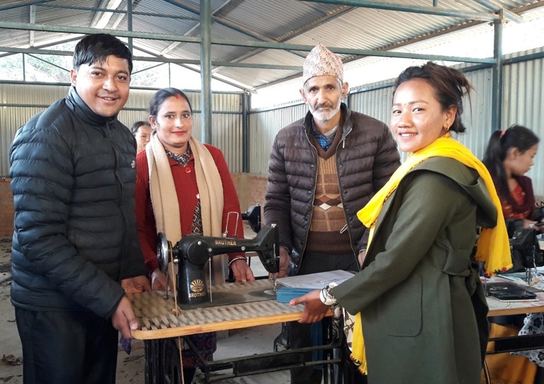 थाक्रेमा ब्यवसायिक आत्मनिर्भरताको लागि सिलाई मेसिन हस्तान्तरण