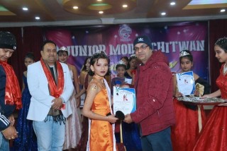 जुनियर मोडल चितवन एण्ड फेशन शोको उपाधि अस्मिनालाई