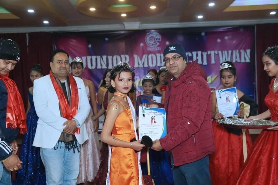 जुनियर मोडल चितवन एण्ड फेशन शोको उपाधि अस्मिनालाई