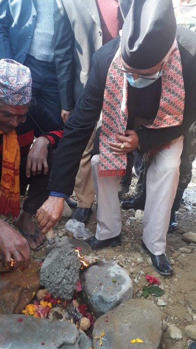मकवानपुरको हाँडीखोलामा मुख्यमन्त्री पौडेलद्वारा पक्कीपुलको शिलान्यास