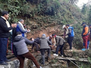 थाक्रे गाउँपालिका अध्यक्ष आचार्यद्धारा मुलखोला–सिमलडाँडा–दामेचौर सिँंचाइ कुलोको शिलान्यास