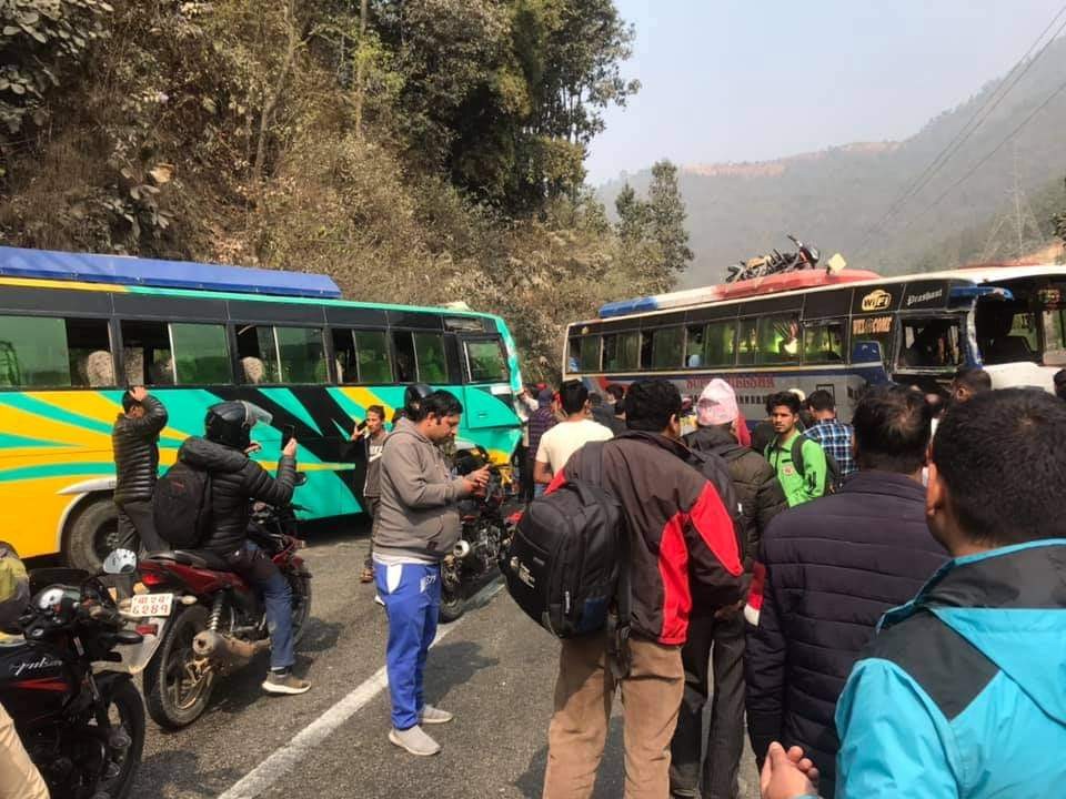 धादिङको मछेडीखोलामा बस दुर्घटना हुँदा १० जना घाइते