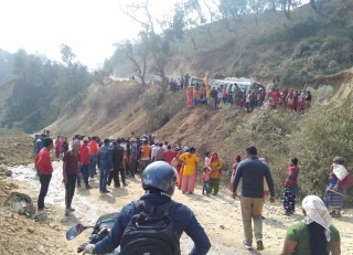 धादिङको सल्यानटारमा डोजरको ठक्करबाट महिलाको मृत्यु, ठक्कर दिने डोजरमा आगजनी