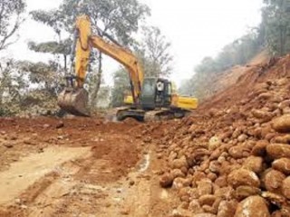 ककनीदेखि पिपलटारसम्मको सडक निर्माण उच्च अदालतका कारण अवरुद्ध