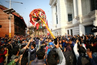 काठमाडौंको वसन्तपुरमा चीर ठड्याएर होली पर्वको शुरुआत