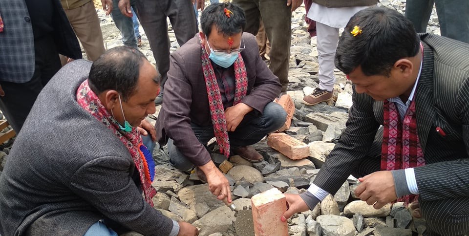 थाहा नगरका मेयर विष्टद्धारा बज्रवाराही माविको ११ कोठे भवन शिलान्यास