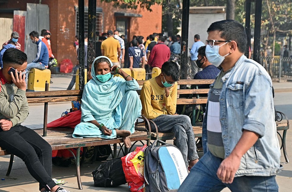उपत्यकामा निषेधाज्ञा लागू हुने भएपछि नयाँ बसपार्कमा घर फर्कनेको घुइँचो