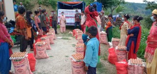 गजुरी र बेनिघाटका कुपोषित बालबालिकाका परिवारलाई पोषण सामग्री सहयोग
