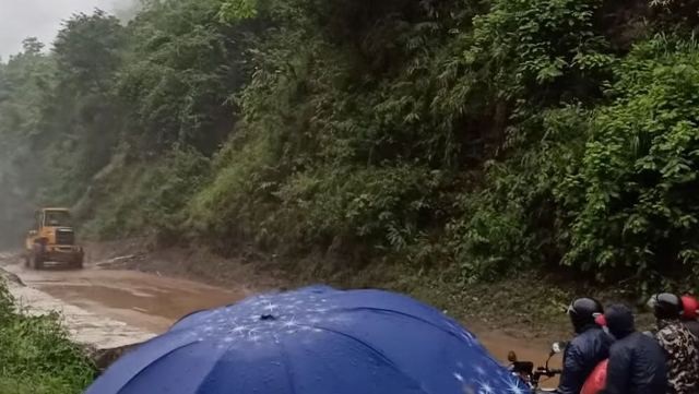 पुथ्वी राजमार्ग र नारायणगढ–मुग्लिन सडकखण्ड पहिरोका कारण अवरुद्ध
