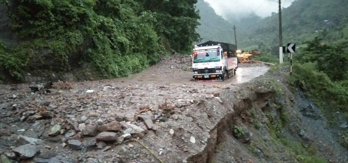 मुग्लिन नारायणगढ सडकखण्ड पहिरोका कारण अवरुद्ध