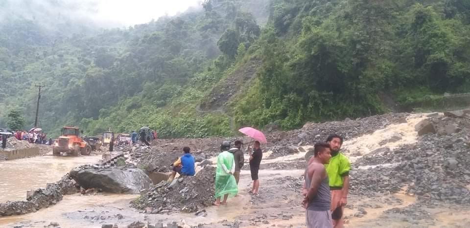 पहिरोका कारण नौविसे-हेटौंडा सडक र  मुग्लिन नारायणगढ सडक बन्द, पृथ्वी राजमार्ग भने सुचारु