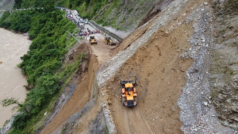 सेति दोभानमा निरन्तर पहिरो, नारायणगढ–मुग्लिन सडक अबरुद्ध