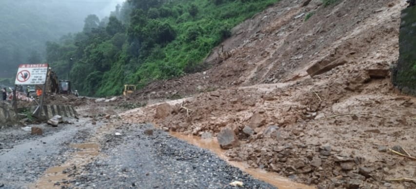 नौबिसे – नागढुङगा सडक खण्ड एक तर्फि सञ्चालनमा, राजमार्गमा सवारीको लामो जाम
