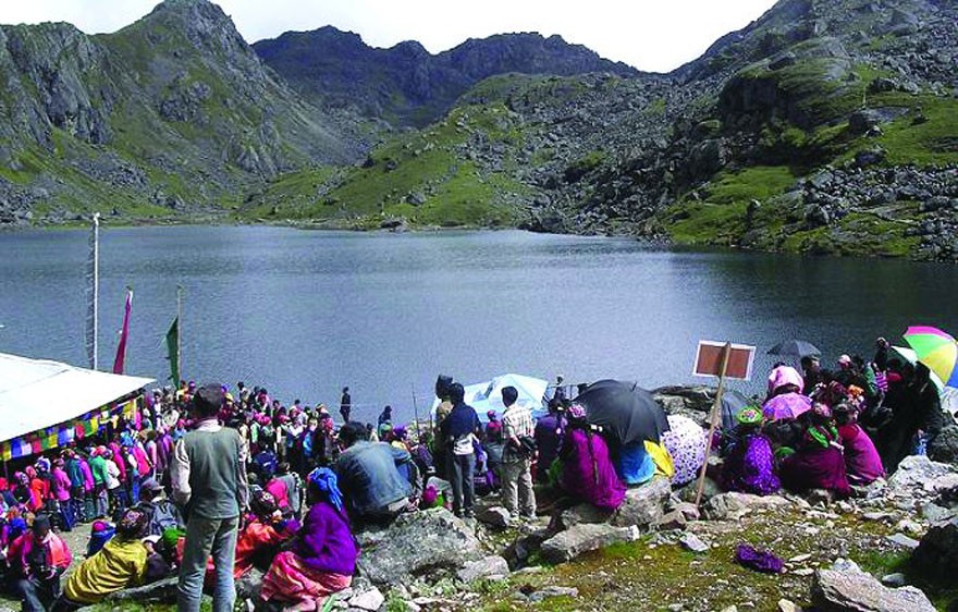 गोसाइँकुण्डमा गङ्गा दशहरा स्नान गर्ने बढे
