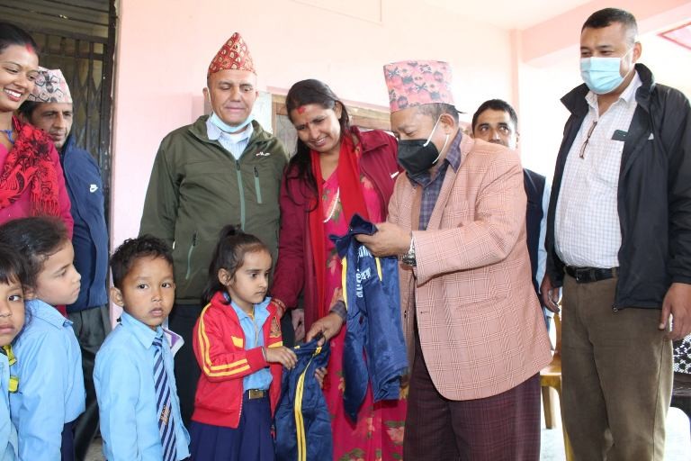 गल्छी गाउँपालिकाद्वारा सामुदायिक विद्यालयका  विद्यार्थीहरुलाई ट्रयाक सुट वितरण